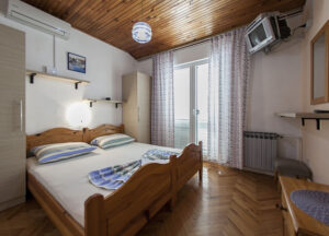 Apartment 5 (4/0)