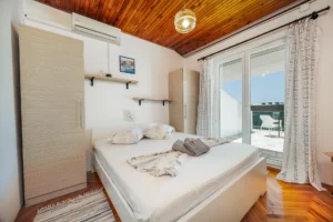 Apartment 5 (4/0)